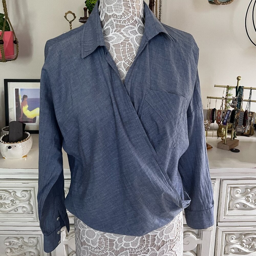 Ivy Jane Blue Chambray Boho Peasant twisted hi low blouse